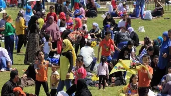 تجمعات عائلية ورحلات نيلية احتفالا بشم النسيم.. شاهد تجمعات عائلية ورحلات نيلية احتفالا بشم النسيم.. شاهد