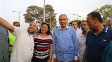 محافظ المنيا يلتقط الصور مع الاطفال على كورنيش النيل للاحتفال بشم النسيم