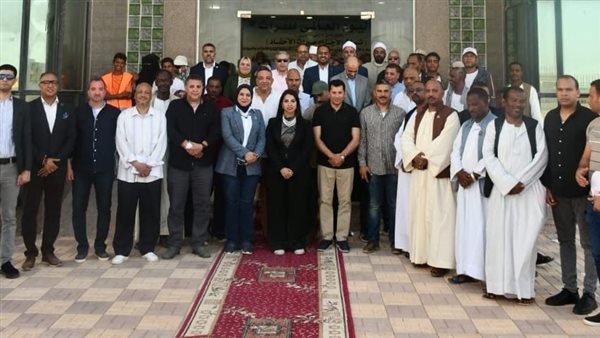 وزير الرياضة في لقاء حواري مفتوح مع شباب شلاتين وزير الرياضة في لقاء حواري مفتوح مع شباب شلاتين