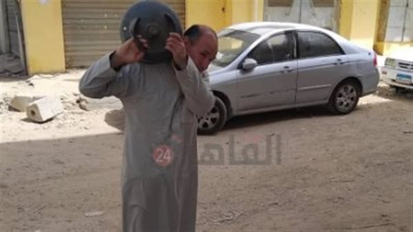 مفتش تموين بالسويس يتنكر في جلباب ويضبط مستودع يبيع الأنابيب بأعلى من سعرها | بث مباشر مفتش تموين بالسويس يتنكر في جلباب ويضبط مستودع يبيع الأنابيب بأعلى من سعرها | بث مباشر