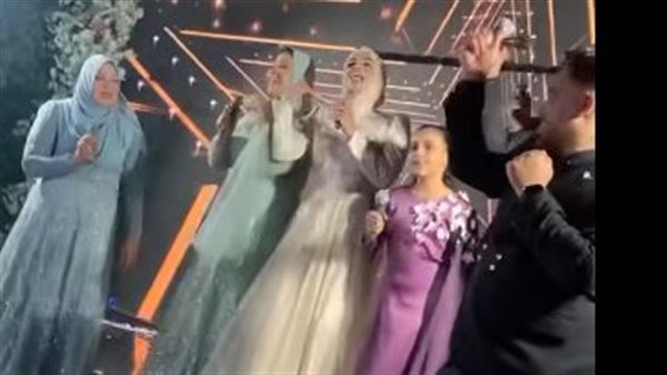 على أنغام الراب.. عائلة عريس تغني أغنية من تأليفهم في حفل الخطوبة تثير سخرية السوشيال ميديا على أنغام الراب.. عائلة عريس تغني أغنية من تأليفهم في حفل الخطوبة تثير سخرية السوشيال ميديا