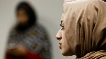 حكم المرأة غير المحجبة في الإسلام.. هل يطلقها زوجها ويحرمها من حقوقها؟