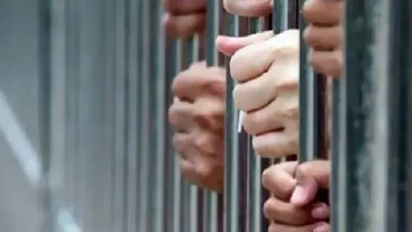 تجديد حبس عاطلين لحيازتهما أسلحة وذخيرة في حلوان تجديد حبس عاطلين لحيازتهما أسلحة وذخيرة في حلوان