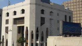 أحيانا أتناول الطعام أو أشرب الشاي أثناء قراءة القرآن.. فهل هذا جائز؟