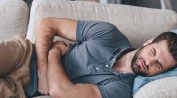 بعد الأكلات الدسمة.. مشروبات طبيعية تخلصك من غازات البطن