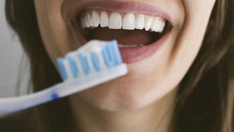 إهمال تنظيف الأسنان قد يؤدي إلى آلام مزمنة وصداع نصفي لدى النساء إهمال تنظيف الأسنان قد يؤدي إلى آلام مزمنة وصداع نصفي لدى النساء