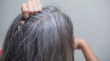 تجميل الشيب الطبيعي: كيف تحققي مزيجًا متناغمًا مع الصبغات الملونة؟