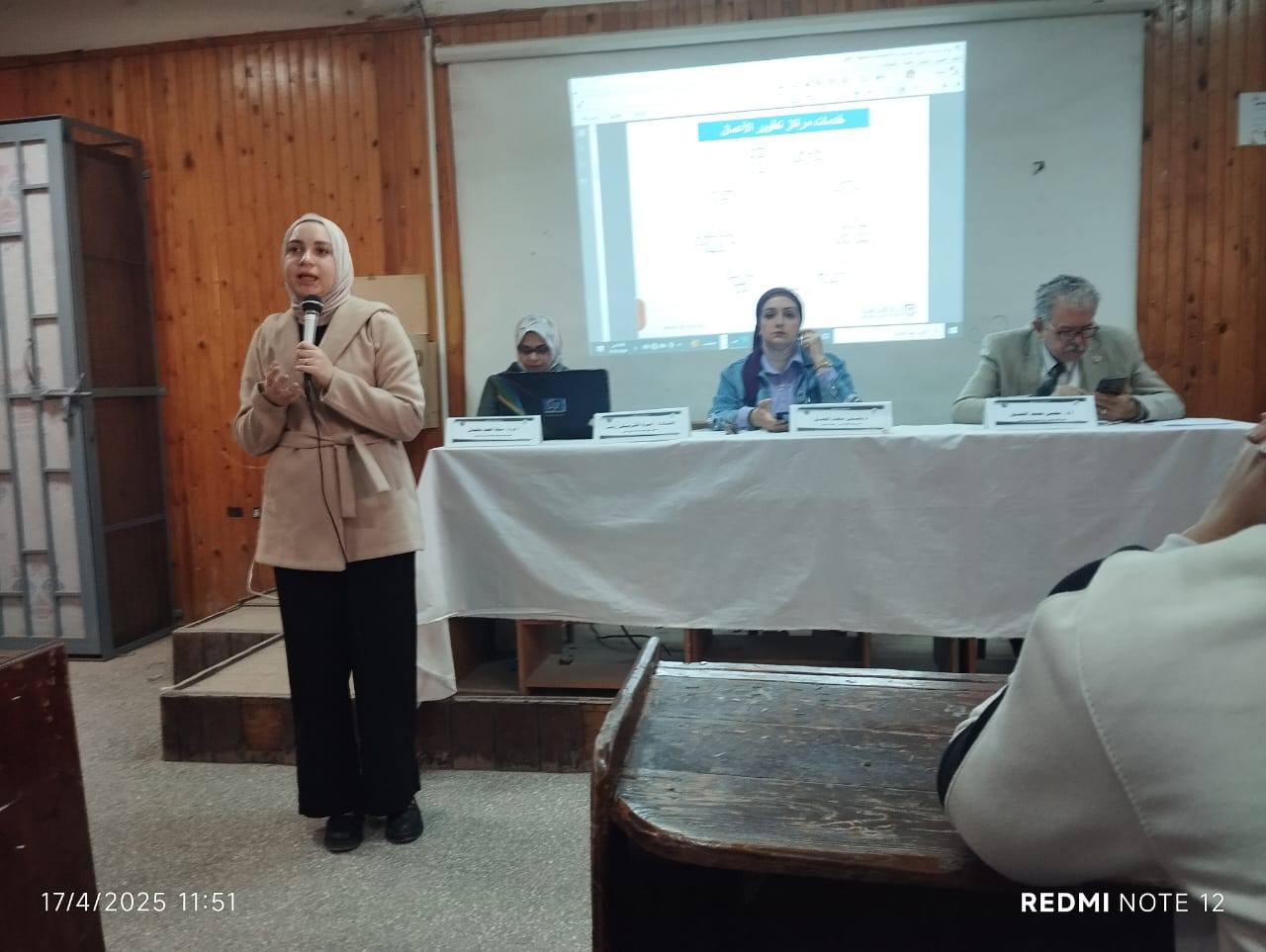 قد تكون صورة ‏‏‏‏٦‏ أشخاص‏، و‏أشخاص يدرسون‏‏ و‏نص‏‏