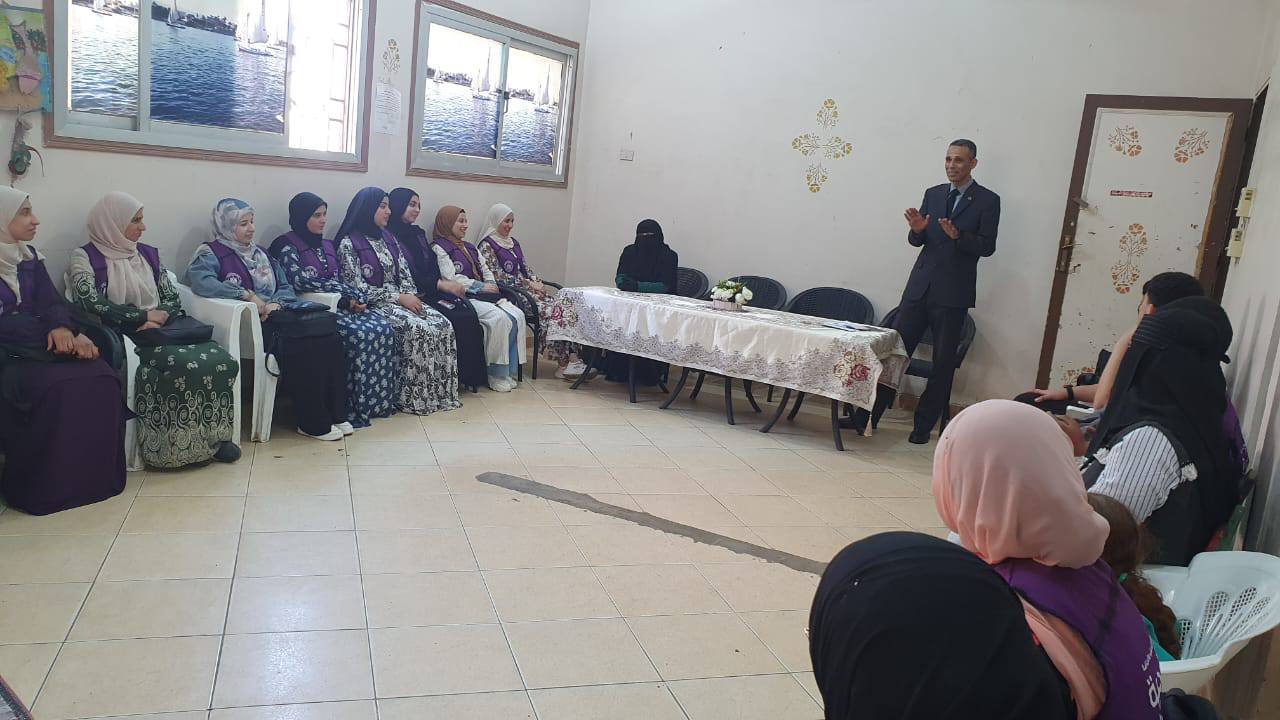 قد تكون صورة ‏‏‏١٢‏ شخصًا‏ و‏مِنبر‏‏