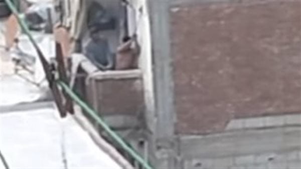 أب يعلق طفله من يده بشرفة عقار في الإسكندرية.. والقومي للطفولة: قدمنا بلاغا وجار التحقيق معه أب يعلق طفله من يده بشرفة عقار في الإسكندرية.. والقومي للطفولة: قدمنا بلاغا وجار التحقيق معه