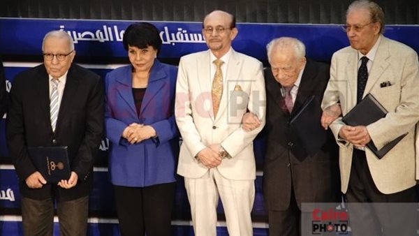 محمد صبحي: نظام الورش أهدر كرامة الريادة المصرية في الدراما.. والفنان مش بيتسعر زي البنزين | بث مباشر محمد صبحي: نظام الورش أهدر كرامة الريادة المصرية في الدراما.. والفنان مش بيتسعر زي البنزين | بث مباشر