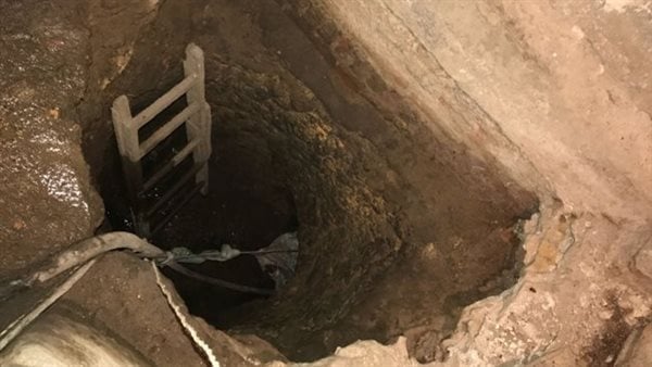 الأجهزة الأمنية بالفيوم تكثف جهودها للتعرف على هوية شابين انهارت عليهما حفرة أثناء التنقيب عن الآثار الأجهزة الأمنية بالفيوم تكثف جهودها للتعرف على هوية شابين انهارت عليهما حفرة أثناء التنقيب عن الآثار