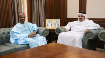 القائم بمهام الرئيس التنفيذي للمؤسسة القطرية للإعلام يجتمع مع السفير الغيني