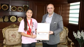 تكرّيم لاعبة منتخب مصر لسلاح الشيش لفوزها بميداليات ذهبية وبرونزية في البطولتين الإفريقية بأنجولا