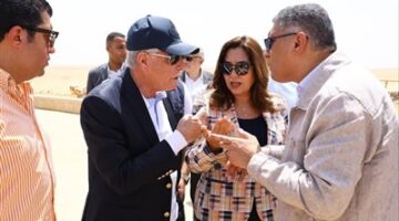 جولة تفقدية لمستشارى رئيس الجمهورية ووزيرة التنمية المحلية لمتابعة إنتظام العمل بالتشغيل التجريبى لأعمال تطوير المنطقة الأثرية للأهرامات