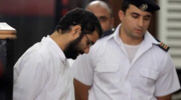 علاء عبد الفتاح في أزمة صحية بعد 50 يوما من إضرابه عن الطعام بالسجن