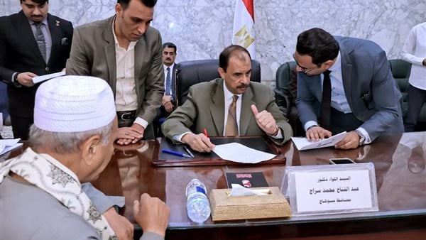 محافظ سوهاج يعقد اللقاء الجماهيري الأسبوعي للاستماع إلى شكاوى وطلبات المواطنين محافظ سوهاج يعقد اللقاء الجماهيري الأسبوعي للاستماع إلى شكاوى وطلبات المواطنين