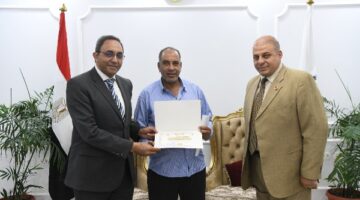 لتفعيل الأنشطة المسائية.. محافظ قنا يُكرِّم معلمين بمدرسة الشهيد نصارى