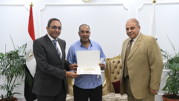 لتفعيل الأنشطة المسائية.. محافظ قنا يُكرِّم معلمين بمدرسة الشهيد نصارى لتفعيل الأنشطة المسائية.. محافظ قنا يُكرِّم معلمين بمدرسة الشهيد نصارى