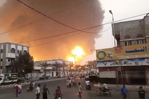 جماعة “أنصار الله” تُسقط مسيّرة وتهاجم حاملتي طائرات أمريكية بالبحرين الأحمر والعربي.. وغارات جديدة تستهدف غربي اليمن