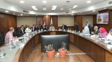 فتح شارع مغلق .. محافظ الجيزة يلتقي المواطنين لبحث مشاكلهم وطلباتهم