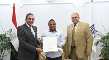 محافظ قنا يُكرِّم معلمي التربية الرياضية بمدرسة الشهيد نصاري