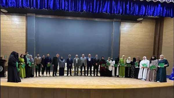 محافظ شمال سيناء يكرم عددًا من الأطباء والممرضين والعاملين بالمستشفيات محافظ شمال سيناء يكرم عددًا من الأطباء والممرضين والعاملين بالمستشفيات