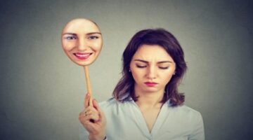 استشاري نفسي: 87% من المشاهير يعانون «متلازمة البط» رغم الابتسامة