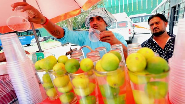 ارْوِ ظمأك بذكاء.. 7 مشروبات تُنعشك وتشعرك بالرطوبة في عز الحر