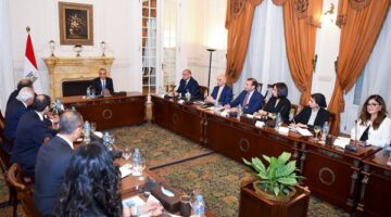 وزير الخارجية يلتقي وفد غرفة التجارة الأمريكية ويؤكد: الاستثمار أولوية قصوى