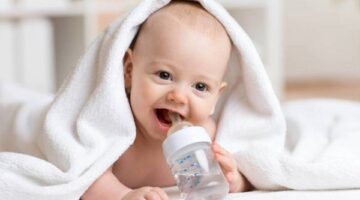 قطرة تربك قلوب الأمهات الجدد.. متى يشرب رضيعي الماء؟ وما الكمية الآمنة؟