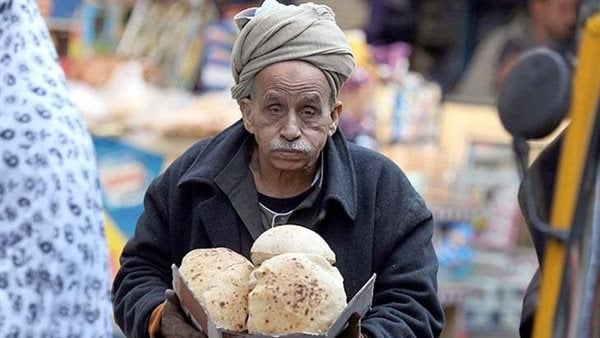 محافظ الدقهلية يتوعد المتلاعبين برغيف العيش ويوقع غرامة مالية على مخبز