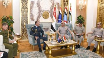 رئيس الأركان يلتقي قائد قوة دفاع نيوزيلندا لبحث سبل تعزيز علاقات التعاون العسكري