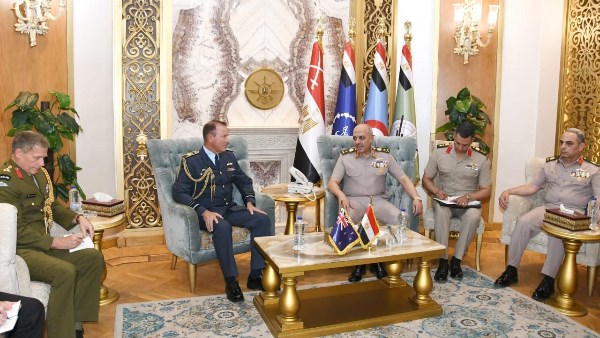 رئيس الأركان يلتقي قائد قوة دفاع نيوزيلندا لبحث سبل تعزيز علاقات التعاون العسكري