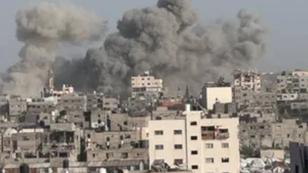 الاحتلال يشن قصفا مدفعيا كثيفا على حي التفاح شرق مدينة غزة الاحتلال يشن قصفا مدفعيا كثيفا على حي التفاح شرق مدينة غزة