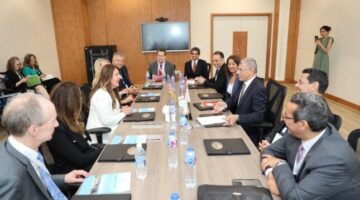 رئيس وكالة الفضاء المصرية يلتقي السفيرة الأمريكية بالقاهرة لتعزيز التعاون