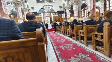 أسرة «جورج» أحد ضحايا بيارة صرف صحي الإسكندرية يصلون علي جثمانه بكنيسة مارجرجس