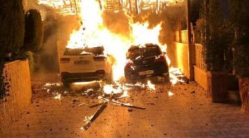 تحت حماية الجيش الإسرائيلي.. مستوطنون متطرفون يحرقون 7 منازل و5 مركبات لفلسطينيين وسط الضفة الغربية