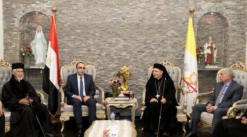 نائب محافظ الإسماعيلية يقدم واجب العزاء لمطران إيبارشية الإسماعيلية وتوابعها للأقباط الكاثوليك في وفاة بابا الفاتيكان
