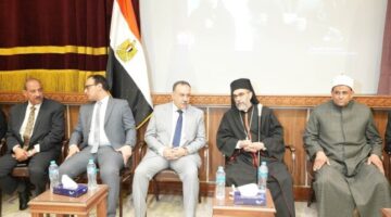 محافظ أسيوط يقدم واجب العزاء في وفاة البابا فرنسيس بمطرانية الأقباط الكاثوليك بحي شرق
