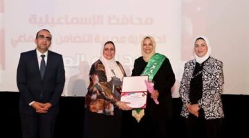 رئيس جامعة قناة السويس يهنئ الأم المثالية خلال مشاركتها في احتفالية محافظة الإسماعيلية