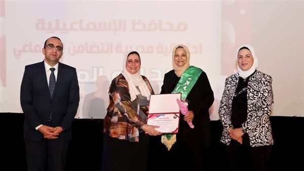 رئيس جامعة قناة السويس يهنئ الأم المثالية خلال مشاركتها في احتفالية محافظة الإسماعيلية رئيس جامعة قناة السويس يهنئ الأم المثالية خلال مشاركتها في احتفالية محافظة الإسماعيلية