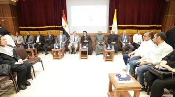 محافظ أسيوط يقدم واجب العزاء في وفاة البابا فرنسيس بمطرانية الأقباط الكاثوليك