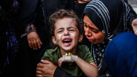 مجزرة جديدة.. استشهاد 3 فلسطينيين بينهم طفلة وإصابة آخرين بقصف إسرائيلي استهدف منزلا في خان يونس جنوب قطاع غزة مجزرة جديدة.. استشهاد 3 فلسطينيين بينهم طفلة وإصابة آخرين بقصف إسرائيلي استهدف منزلا في خان يونس جنوب قطاع غزة