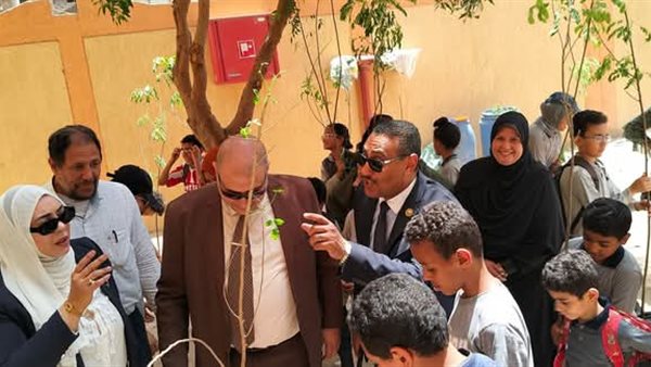 وكيل تعليم قنا يشهد تدشين مبادرة زرع 500 شجرة بالمدارس وكيل تعليم قنا يشهد تدشين مبادرة زرع 500 شجرة بالمدارس