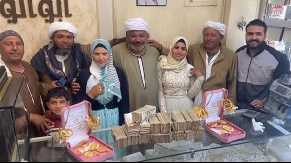 عروسان يثيران الجدل بسبب أسعار الذهب في دمياط.. ما القصة؟ عروسان يثيران الجدل بسبب أسعار الذهب في دمياط.. ما القصة؟