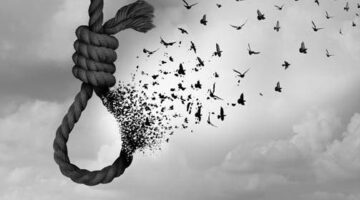 والدها رفضه.. ممرضة تنهي حياتها شنقا داخل غرفتها بسوهاج