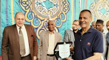 مدير تعليم قنا يتفقد مدارس «أبو حزام» ويكرم مدير المدرسة الإعدادية لهذه الأسباب
