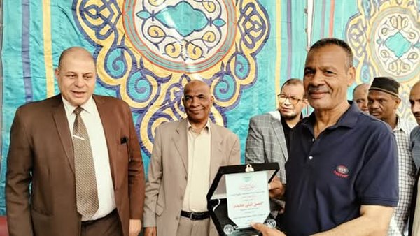 مدير تعليم قنا يتفقد مدارس «أبو حزام» ويكرم مدير المدرسة الإعدادية لهذه الأسباب مدير تعليم قنا يتفقد مدارس «أبو حزام» ويكرم مدير المدرسة الإعدادية لهذه الأسباب