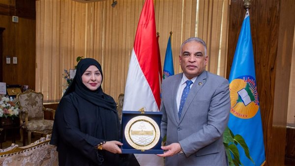 رئيس جامعة طنطا يتسلم درع المجلس العربي للتدريب والإبداع الطلابي رئيس جامعة طنطا يتسلم درع المجلس العربي للتدريب والإبداع الطلابي
